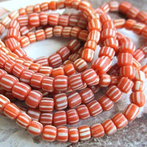 20 perle di vetro di circa 4-7 mm perline etniche opache a strisce rosso-arancione Indonesia gioielli etnici etnici dall'aspetto rustico Nuovo Indo Pacific