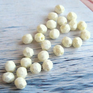 25 Böhmische Glasschliffperlen ivory Lüster 4 mm Miniperlen für Perlenstickerei original czech beads facettierte Glasperlen