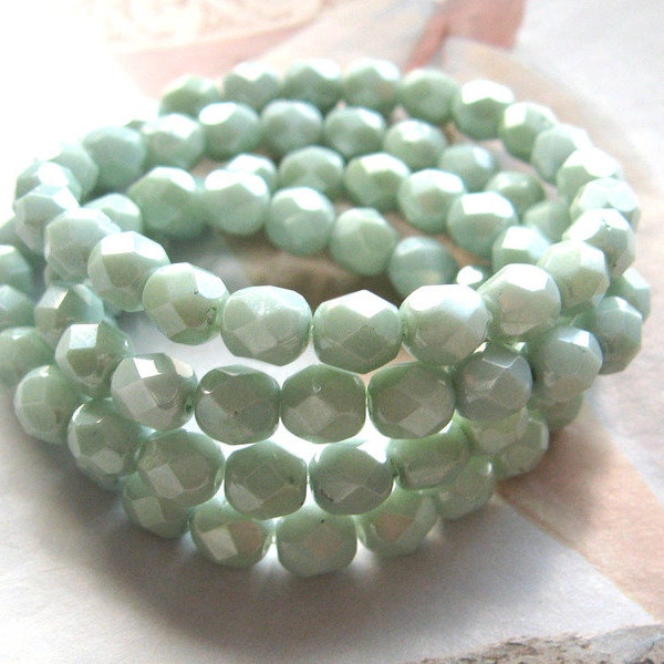 25 Böhmische Glasschliffperlen Dusty Pale Green 6 mm opak zartgrün original czech beads facettierte Glasperlen