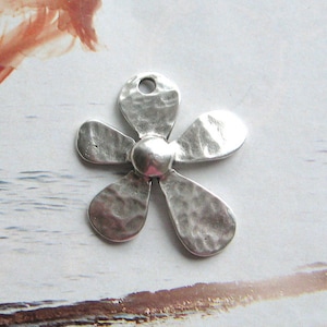 Antik silverfärgad blomhänge, XL 35,5 x 30 mm, hamrad silverfinish, berlockhänge, berlockhalsband, metallhänge, blommig