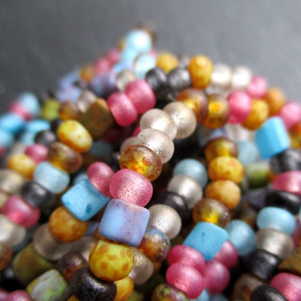 1 langer Strang 50 cm Rocailles 6/0 Aged Matted Dark Ice Picsso Tube Mix original czech Seed Beads ca. 190 Perlen eisblau topaz pink grau