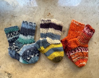 handgebreide babysokjes 9,5 cm cadeau voor geboorte, babywollen sokken voor pasgeborenen kleurrijk patroon, 0-3 maanden