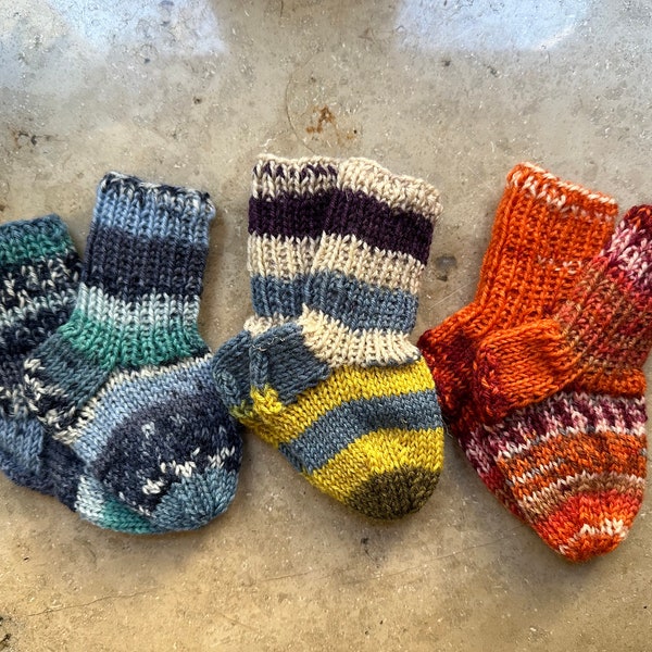 handgestrickte Babysocken 9,5 cm Geschenk zur Geburt, Baby Wollsocken für Neugeborene bunt gemustert, 0-3 Monate