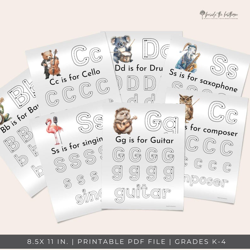 K&ouml;nnte beinhalten: Eine Sammlung wei&szlig;er Lernposter mit Buchstaben des Alphabets, jeweils mit einer Tierillustration und dem entsprechenden Wort. Die Poster sind 21,6 x 27,9 cm gro&szlig; und enthalten den Text "Cc is for Cello", "Dd is for Drum" und "Ss is for saxophone".