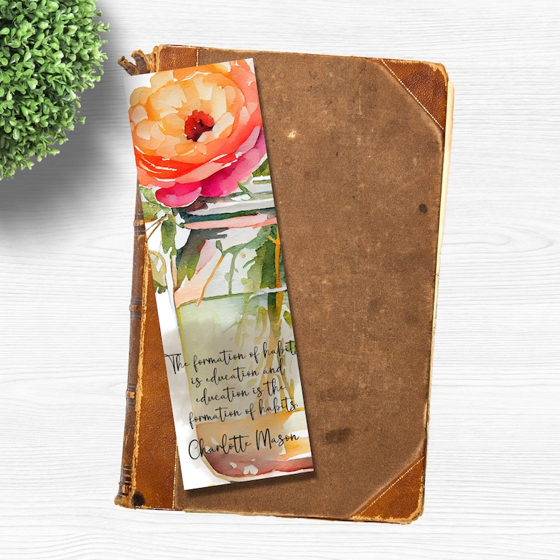 K&ouml;nnte beinhalten: Ein Aquarell-Lesezeichen mit einem Einmachglas mit einer einzigen orangefarbenen und pinkfarbenen Blume. Der Spruch "The formation of habits is education and education is the formation of habits. Charlotte Mason" ist auf dem Lesezeichen gedruckt.