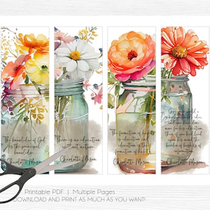 K&ouml;nnte beinhalten: Vier druckbare Lesezeichen mit Aquarell-Illustrationen von Einmachgl&auml;sern, die mit bunten Blumen gef&uuml;llt sind. Jedes Lesezeichen enth&auml;lt ein Zitat von Charlotte Mason, einer P&auml;dagogin, die f&uuml;r ihren Schwerpunkt auf Natur und Gewohnheitsbildung bekannt ist.