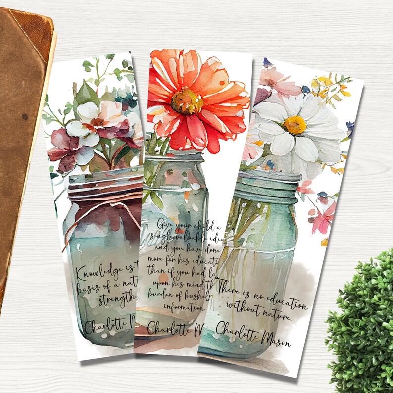 K&ouml;nnte beinhalten: Drei Aquarell-Lesezeichen mit Blumendesigns in Einmachgl&auml;sern. Die Zitate auf den Lesezeichen lauten: "Wissen ist die Grundlage der St&auml;rke einer Nation", "Gib deinem Kind eine einzige wertvolle Idee und du hast mehr f&uuml;r seine Bildung getan, als wenn du seinen Geist mit der Last von Scheffeln voller Informationen beladen h&auml;ttest", und "Es gibt keine Bildung ohne Natur".
