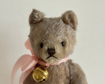 RARETÉ! Doux vieux ours en peluche vintage avec cloche et arc ROSE | Fourrure mohair légère | Ours de la marque Steiff ? Allemagne de ±1950