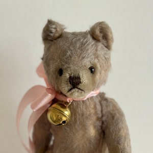 RARETÉ Doux vieux ours en peluche vintage avec cloche et arc ROSE Fourrure mohair légère Ours de la marque Steiff Allemagne de 1950 image 1
