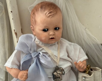 RAR! Ur-alte Antike Maße Baby Puppe "SCHELMENAUGEN" mit weißen Kleidchen & antiker Baby Silber Rassel "ELEFANT | gemarkt | Germany ±1920 bis