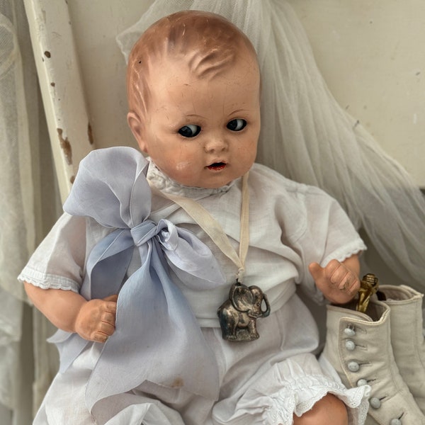 RARE! Poupée bébé de dimensions antiques "SCHELMENAUGEN" avec robe blanche et hochet en argent antique "ELEPHANT | marqué | Allemagne ± 1920 à