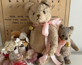 RARITY! Beautiful old vintage teddy bear with bell & PINK bow | Light mohair fur “Blond” | Steiff brand bear? Germany from ±1950