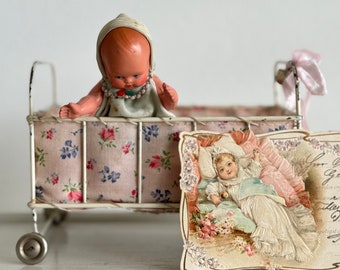 Vintage Metall Puppenbettchen Puppen Gitter Bett auf Rädern mit Püppchen *PINK* | Antique Tin Toy Dollhouse Doll Bed on Wheels Germany ±1940