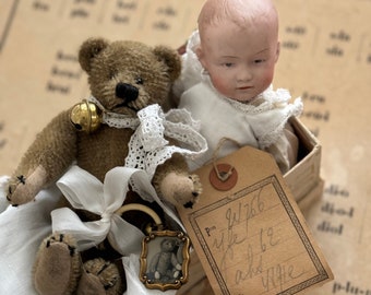 ZELDZAAM! Kleine shabby vintage teddybeer miniatuur kunstenaar beer met strik & bel | Chocoladebruin mohair bont | Merk beer? Duitsland