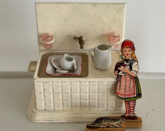 Ancient antique dolls kitchen washstand tin tin toy with doll dishes made of porcelain & glass WHITE | GÖSO KIBRI ? Germany ±1920 to