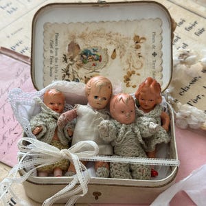 ANTIEKE POPPENSET: 4x oude porseleinen keramische poppenhuisminiatuurpoppen in antieke boudoir zijden stoffen sieradendoos uit ±1900
