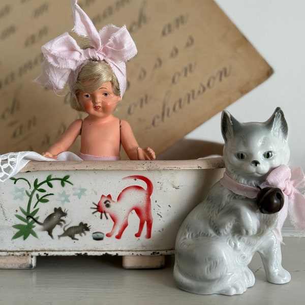 RARE! Vintage dolls tin toy bath tub & vintage porcelain bath doll | spray decoration CAT | Göso Kibri Bing Märklin? 1930 -