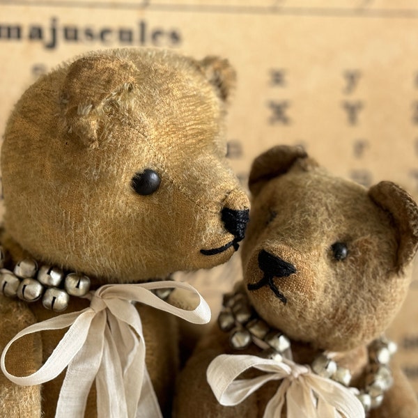 Large ancient antique teddy bear with jingle bells and button eyes, 5-way jointed | "Jean" | Shabby mohair fur | France ±1920 to