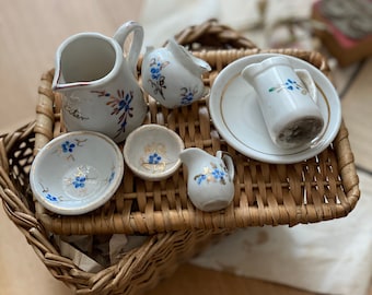 RARE! Old Antique Doll Toy Wicker Basket "PICKNICK" with Lovely Tea Time Dollhouse Porcelain Dish Set Flower Pattern | Germany ±1910 bis