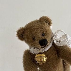 RAR Kleiner Shabby Vintage Teddy Bär Miniatur Künstler Bärchen mit Schleife & Glöckchen Schokobraunes Mohair Fell Markenbär Germany Bild 5