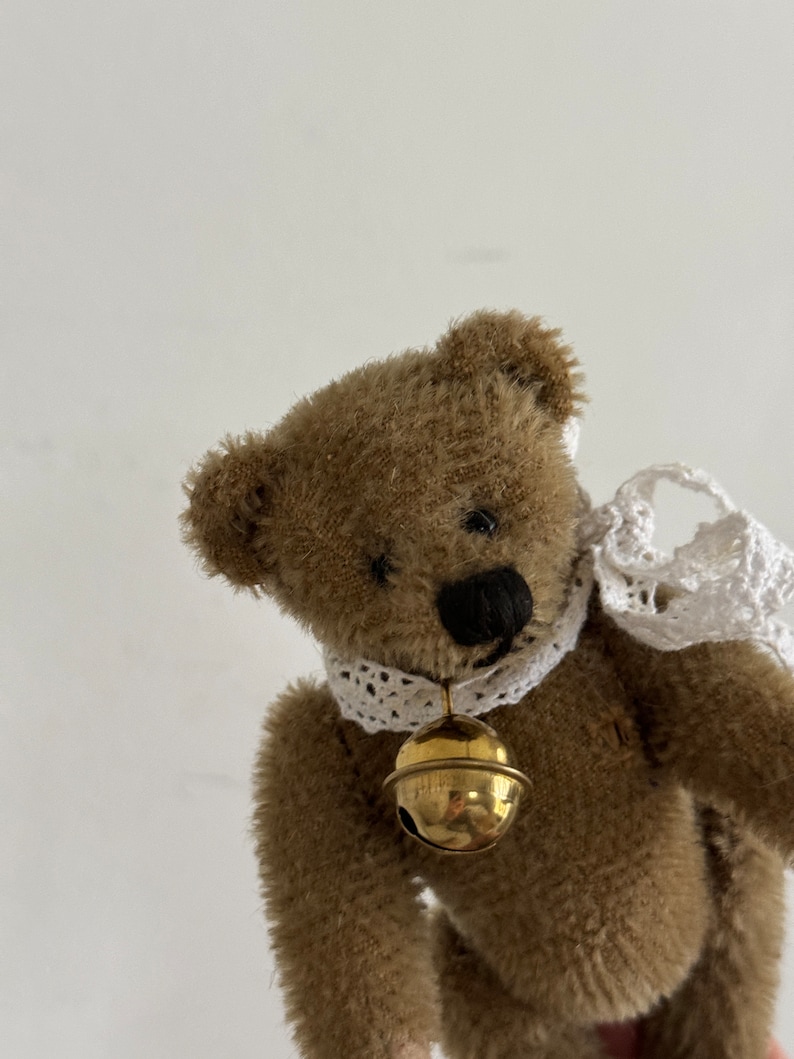 RARE Petit ours en peluche vintage minable, ours dartiste miniature avec arc et cloche Fourrure mohair brun chocolat Ours de marque Allemagne image 5