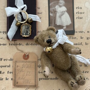 RAR Kleiner Shabby Vintage Teddy Bär Miniatur Künstler Bärchen mit Schleife & Glöckchen Schokobraunes Mohair Fell Markenbär Germany Bild 6