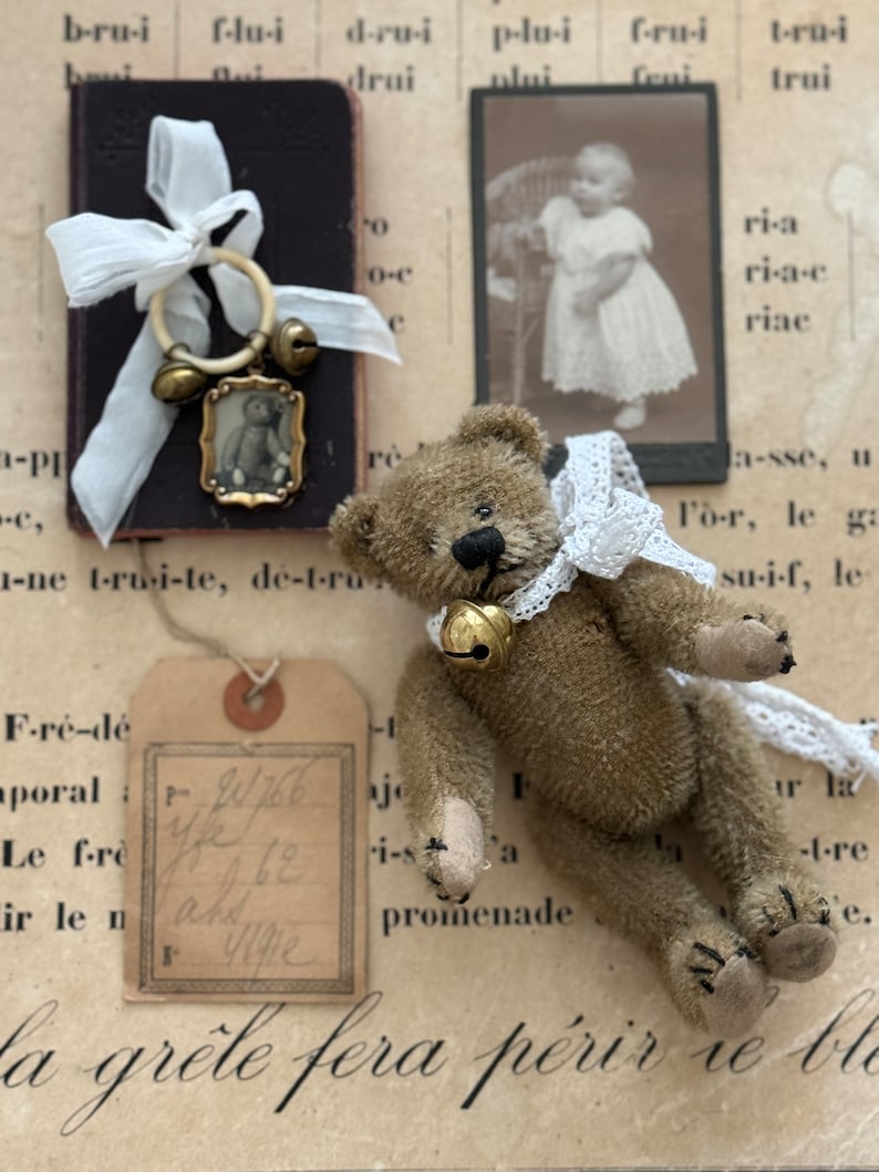 RARE Petit ours en peluche vintage minable, ours dartiste miniature avec arc et cloche Fourrure mohair brun chocolat Ours de marque Allemagne image 6