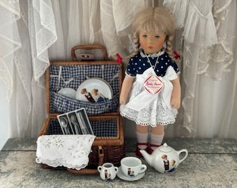 RARE!! Orig. Vintage KÄTHE KRUSE doll 37 cm with polka dot dress, blonde braids incl. old suitcase with doll crockery set | Germany ±1985