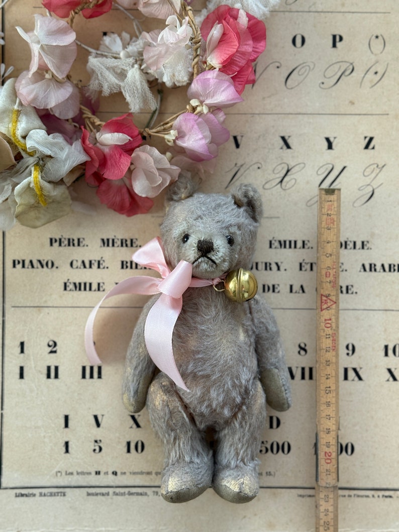 RARETÉ Doux vieux ours en peluche vintage avec cloche et arc ROSE Fourrure mohair légère Ours de la marque Steiff Allemagne de 1950 image 9