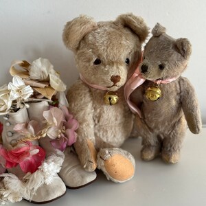 RARETÉ Doux vieux ours en peluche vintage avec cloche et arc ROSE Fourrure mohair légère Ours de la marque Steiff Allemagne de 1950 image 2