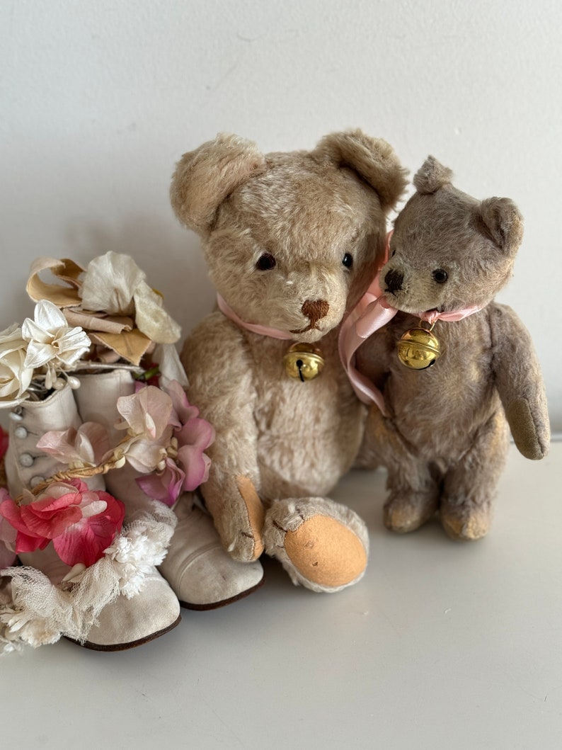 RARETÉ Doux vieux ours en peluche vintage avec cloche et arc ROSE Fourrure mohair légère Ours de la marque Steiff Allemagne de 1950 image 2