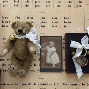 RAR Kleiner Shabby Vintage Teddy Bär Miniatur Künstler Bärchen mit Schleife & Glöckchen Schokobraunes Mohair Fell Markenbär Germany Bild 9