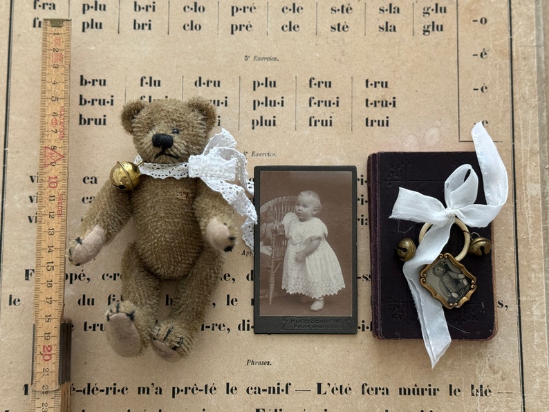 RARE Petit ours en peluche vintage minable, ours dartiste miniature avec arc et cloche Fourrure mohair brun chocolat Ours de marque Allemagne image 9