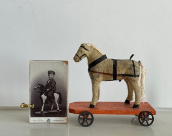 RARITÄT! Antikes Spielzeug Pferd auf Räder Wagen inkl. ur-altem CDV Kabinett Foto | "Schimmel mit Reiter" | Germany, Erzgebirge ±1900 bis