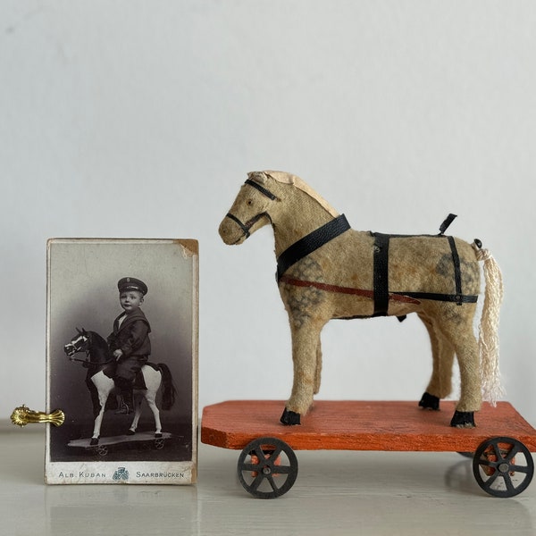 RARITÄT! Antikes Spielzeug Pferd auf Räder Wagen inkl. ur-altem CDV Kabinett Foto | "Schimmel mit Reiter" | Germany, Erzgebirge ±1900 bis