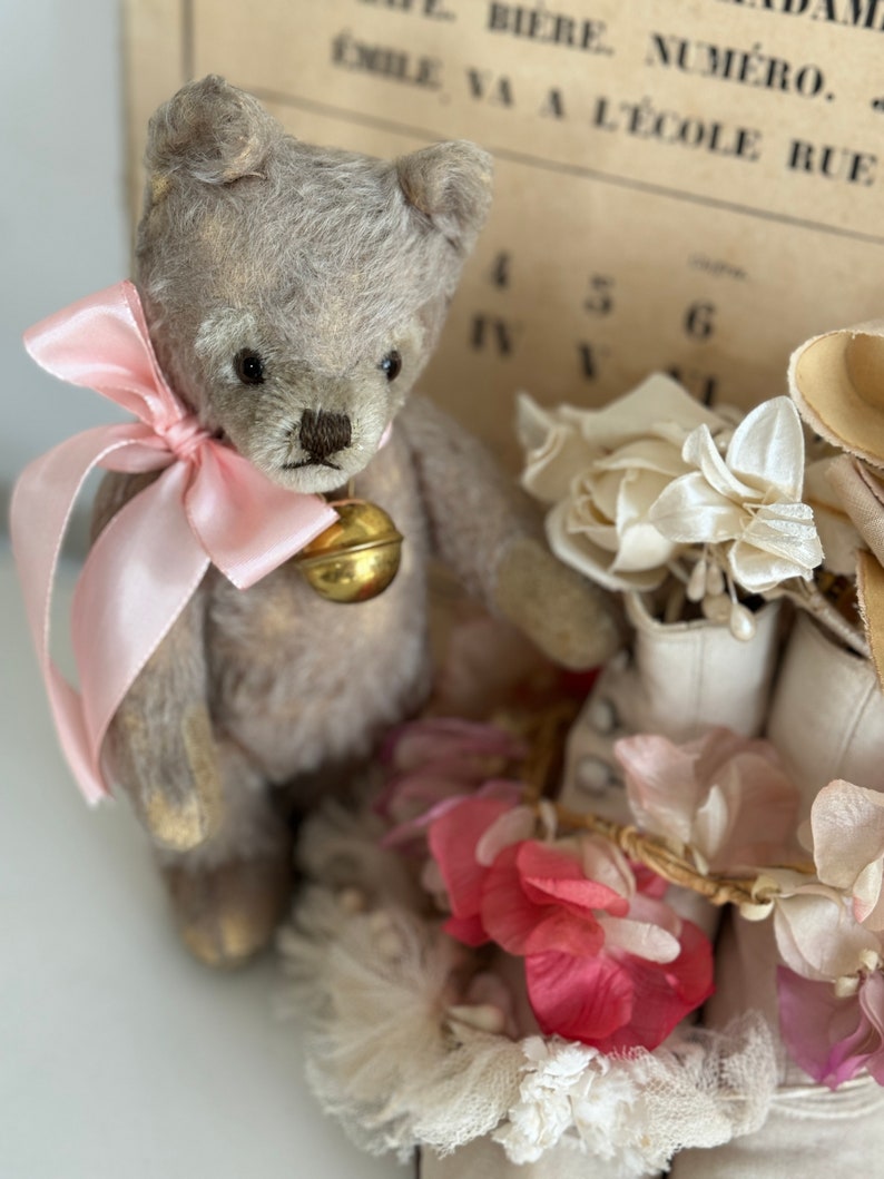 RARETÉ Doux vieux ours en peluche vintage avec cloche et arc ROSE Fourrure mohair légère Ours de la marque Steiff Allemagne de 1950 image 5