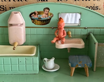 R A R! Ur-altes Puppenstuben Bad Puppenbad Badezimmer Blechspielzeug für Puppen mit Baby Puppe | MINTGRÜN | Kibri - GÖSO | Germany 1930 bis