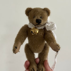 RARE Petit ours en peluche vintage minable, ours dartiste miniature avec arc et cloche Fourrure mohair brun chocolat Ours de marque Allemagne image 7