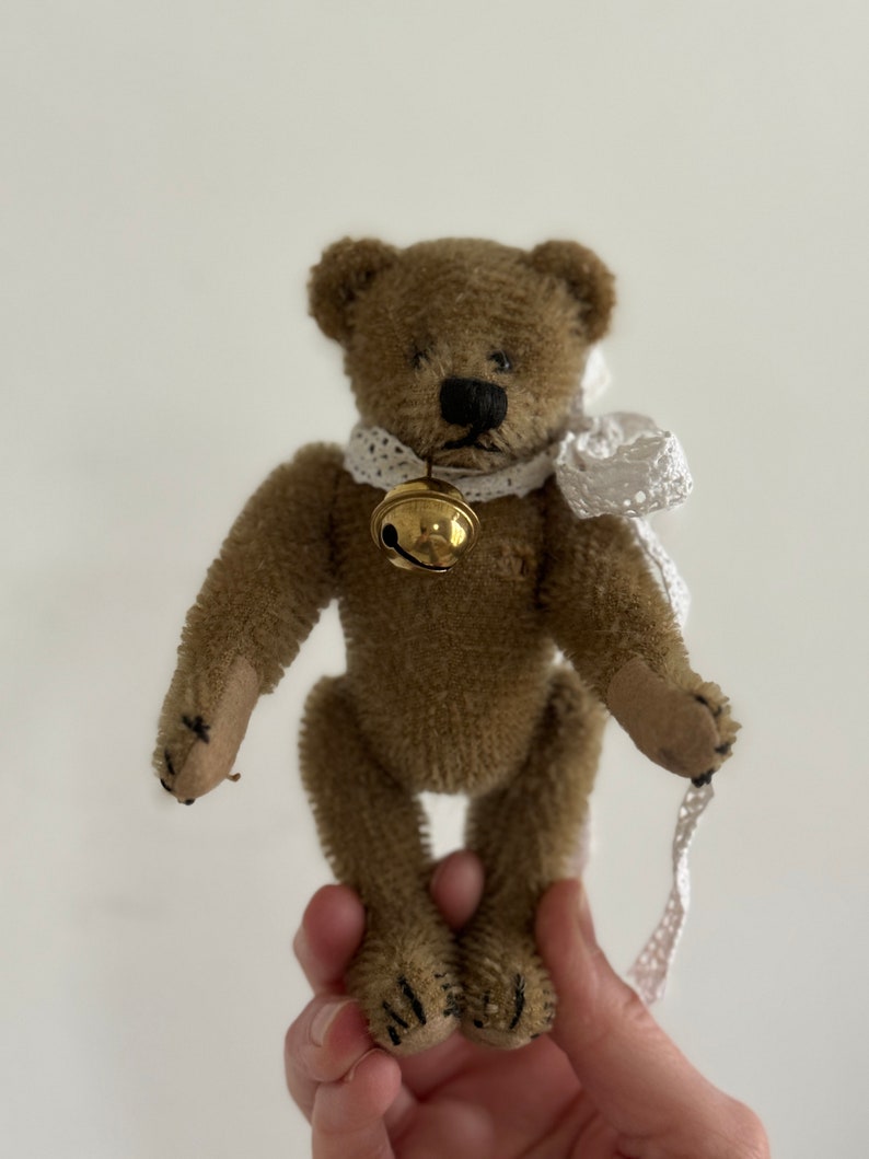 RARE Petit ours en peluche vintage minable, ours dartiste miniature avec arc et cloche Fourrure mohair brun chocolat Ours de marque Allemagne image 7