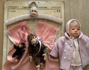 VINTAGE S E T mit Vintage Kleiderbügel FELPA "Äffchen", antikes Puppen Baby Kleidchen & Plüschtier STEIFF Affen klein + groß | Rosa | ±1930