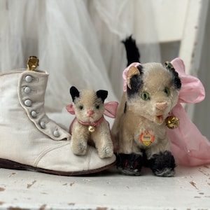Peluche vintage en mohair chat Kitty Cat noir et blanc tacheté avec nœud ROSE et clochette | Origine Bouton Steiff GUSSY + étiquette carton ±1950