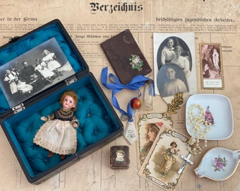 RARE! Boîte à trousseau de poupée antique, doublure en soie avec A.M. Poupée en porcelaine Mignonette + plein d'accessoires de décoration de jeux anciens | France + Allemagne ±1900