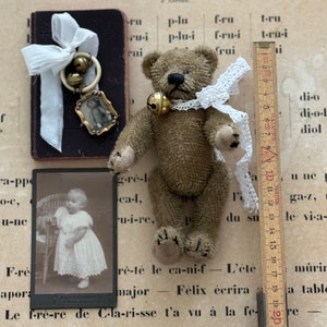RARE Petit ours en peluche vintage minable, ours dartiste miniature avec arc et cloche Fourrure mohair brun chocolat Ours de marque Allemagne image 8