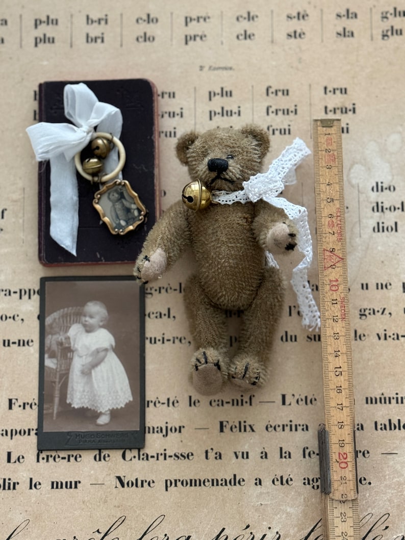 RARE Petit ours en peluche vintage minable, ours dartiste miniature avec arc et cloche Fourrure mohair brun chocolat Ours de marque Allemagne image 8