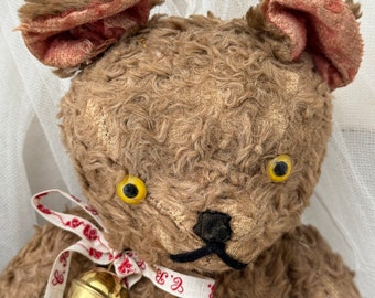 DOUX! Ours en peluche minable avec des yeux louches et un nœud antique | "M. FUZZY" | Doux vieux jouet ours en peluche yeux écarquillés | France ±1930 à