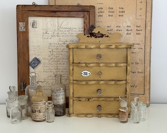 Rarissimo!! Antico porta spezie con cassetto - mobiletto in legno con numero smaltato | "N. 31" | Vernice antica | Germania, circa 1900