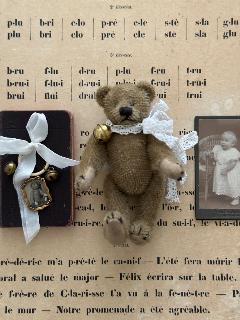 RARE Petit ours en peluche vintage minable, ours dartiste miniature avec arc et cloche Fourrure mohair brun chocolat Ours de marque Allemagne image 2