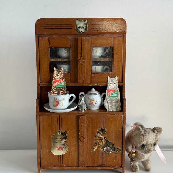 Ur-old vintage doll kitchens dolls kitchen display cabinets wooden cupboard buffet incl. doll crockery | Glossy images wafers “KÄTZCHEN” | ±1930 to