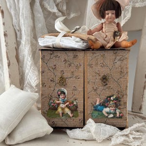 Ur-alter Antiker Pappe Puppenschrank Kästchen Schrank Box mit Blümchenmuster für Puppen & Co. | Oblaten Ephemera Glanzbilder | Germany ±1910