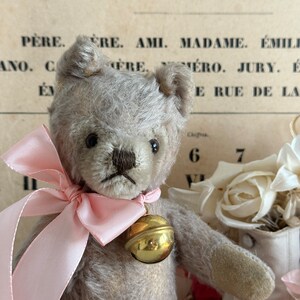 RARETÉ Doux vieux ours en peluche vintage avec cloche et arc ROSE Fourrure mohair légère Ours de la marque Steiff Allemagne de 1950 image 3